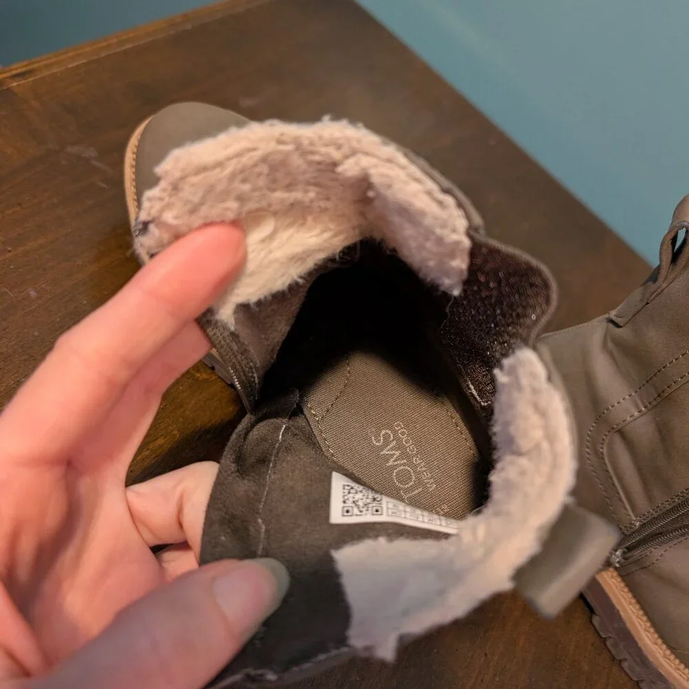 Toms color brownish